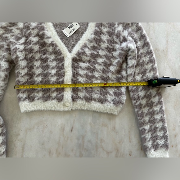 Aeropostale Fuzzy Houndstooth V-Neck Sweater - Picture 6 of 6